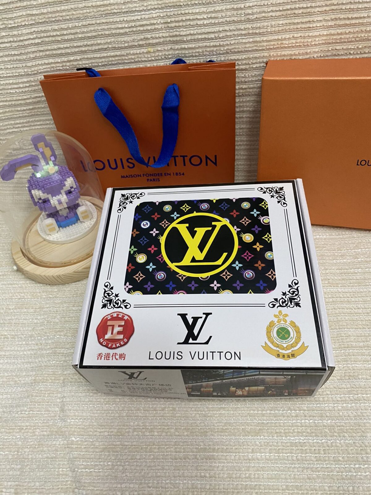 品名：LV..路易..威登💕原单 P145 材质：原单牛皮腰带 百分百头层牛皮腰带✨保证真皮，24K纯钢扣，专柜原单品质、做工精细，时尚大牌，送人自用首选 包装： 请认准如图专柜包装💕赠送打孔器💞手提袋💕专柜礼盒💍宽度3.8CM
