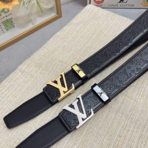 品名：LV..路易..威登💕原单 P150 材质：原单牛皮腰带 百分百头层牛皮腰带✨保证真皮，24K纯钢扣，专柜原单品质、做工精细，时尚大牌，送人自用首选 包装： 请认准如图专柜包装💕赠送打孔器💞手提袋💕专柜礼盒💍宽度3.8CM