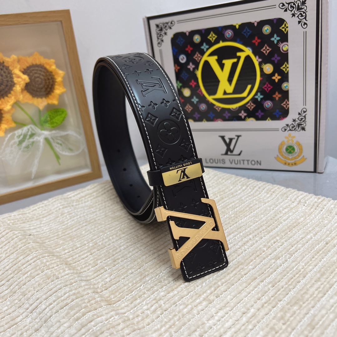 品名：LV..路易..威登💕原单 P150 材质：原单牛皮腰带 百分百头层牛皮腰带✨保证真皮，24K纯钢扣，专柜原单品质、做工精细，时尚大牌，送人自用首选 包装： 请认准如图专柜包装💕赠送打孔器💞手提袋💕专柜礼盒💍宽度3.8CM