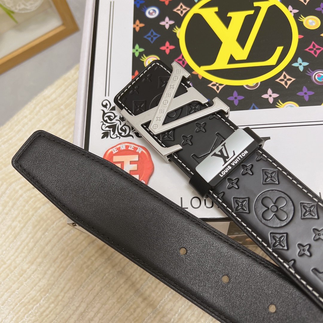 品名：LV..路易..威登💕原单 P150 材质：原单牛皮腰带 百分百头层牛皮腰带✨保证真皮，24K纯钢扣，专柜原单品质、做工精细，时尚大牌，送人自用首选 包装： 请认准如图专柜包装💕赠送打孔器💞手提袋💕专柜礼盒💍宽度3.8CM