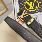 品名：LV..路易..威登💕原单 P150 材质：原单牛皮腰带 百分百头层牛皮腰带✨保证真皮，24K纯钢扣，专柜原单品质、做工精细，时尚大牌，送人自用首选 包装： 请认准如图专柜包装💕赠送打孔器💞手提袋💕专柜礼盒💍宽度3.8CM