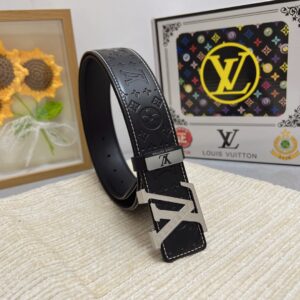 品名：LV..路易..威登💕原单 P150 材质：原单牛皮腰带 百分百头层牛皮腰带✨保证真皮，24K纯钢扣，专柜原单品质、做工精细，时尚大牌，送人自用首选 包装： 请认准如图专柜包装💕赠送打孔器💞手提袋💕专柜礼盒💍宽度3.8CM