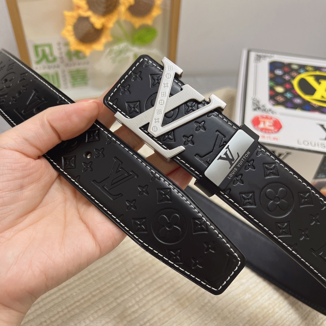 weigou_241344_2_d44eb63407 品名:LV..路易..威登💕原单 P150 材质:原单牛皮腰带 百分百头层牛皮腰带✨保证真皮,24K纯钢扣,专柜原单品质、做工精细,时尚大牌,送人自用首选 包装: 请认准如图专柜包装💕赠送打孔器💞手提袋💕专柜礼盒💍宽度3.8CM