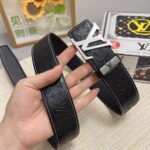 weigou_241344_3_69e895871c 品名:LV..路易..威登💕原单 P150 材质:原单牛皮腰带 百分百头层牛皮腰带✨保证真皮,24K纯钢扣,专柜原单品质、做工精细,时尚大牌,送人自用首选 包装: 请认准如图专柜包装💕赠送打孔器💞手提袋💕专柜礼盒💍宽度3.8CM