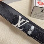 weigou_241344_5_fca99d346b 品名:LV..路易..威登💕原单 P150 材质:原单牛皮腰带 百分百头层牛皮腰带✨保证真皮,24K纯钢扣,专柜原单品质、做工精细,时尚大牌,送人自用首选 包装: 请认准如图专柜包装💕赠送打孔器💞手提袋💕专柜礼盒💍宽度3.8CM
