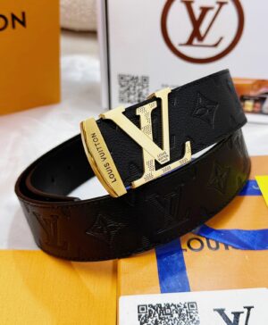 💯皮带：LV..路易..威登️✈️顶级复刻.P150 💯腰带：原单品质🐂百分百头层牛皮，保证真皮。雕花设计.真空电镀.永不掉色.24K纯钢扣🌈头层小牛皮荔枝纹印花系列🎨双面可用✨专柜同等质量， 送人自用首选✈️ 💯包装： 请认准如图专柜包装，赠送打孔器，银联发票，宽度3.8mm