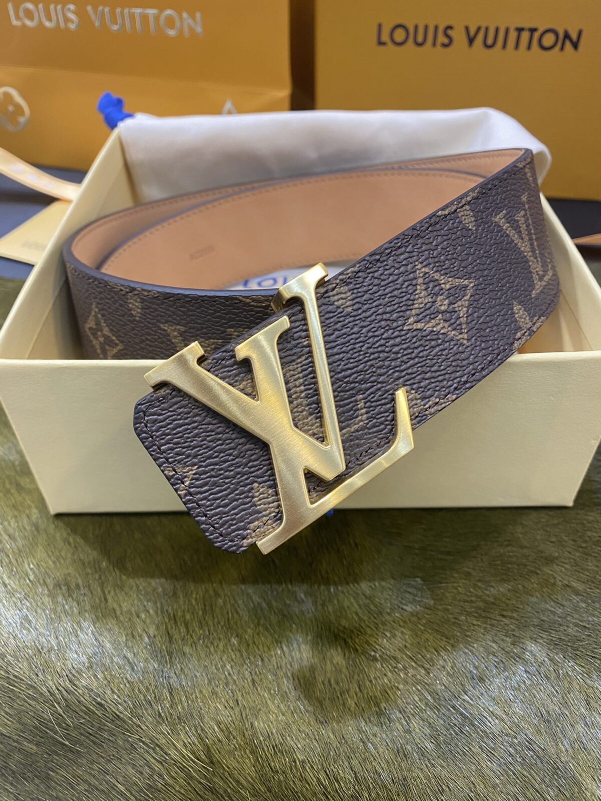 P120 腰带皮带 LV 经典款 沙底 路易 CM 特别设计风格 简单大方 品质无须置疑 懂貨入 配全套包装礼盒🎁