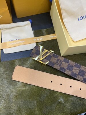 P120 腰带皮带 LV 经典款 沙底 路易 CM 特别设计风格 简单大方 品质无须置疑 懂貨入 配全套包装礼盒🎁