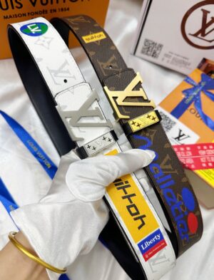 💯皮带：LV..路易..威登️✈️顶级复刻.P150 💯腰带：原单品质🐂百分百头层牛皮，保证真皮。拉丝喷砂哑面工艺.真空电镀.永不掉色.24K纯钢扣🌈涂鸦彩绘图案艺术🎨双面可用✨专柜同等质量， 送人自用首选✈️ 💯包装： 请认准如图专柜包装，赠送打孔器，银联发票，宽度3.8mm