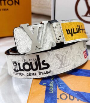 💯皮带：LV..路易..威登️✈️顶级复刻.P150 💯腰带：原单品质🐂百分百头层牛皮，保证真皮。拉丝喷砂哑面工艺.真空电镀.永不掉色.24K纯钢扣🌈涂鸦彩绘图案艺术🎨双面可用✨专柜同等质量， 送人自用首选✈️ 💯包装： 请认准如图专柜包装，赠送打孔器，银联发票，宽度3.8mm
