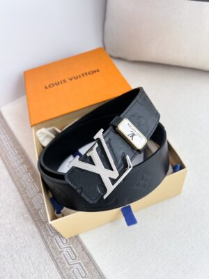 品名： LV..路易..威登✈️腰带•皮带•原单P140 型号：挂扣，经典纯钢材质挂扣，头层牛皮，图片实物拍摄 材料：🐂头层牛皮，挂扣系列，纯钢材质扣头，钯镀电镀工艺永不掉色。原版经典头层牛皮印花➕头层平纹底，经典挂扣，可双面使用，纯钢材质扣头，专柜同等质量，送人自用首选✈️ 包装： 如图专柜包装，赠送打孔器，原版电子票，宽度3.8cm