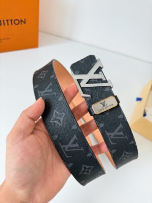 品名： LV..路易..威登✈️腰带•皮带•原单P140 型号：挂扣，经典纯钢材质挂扣，头层牛皮，图片实物拍摄 材料：🐂头层牛皮，挂扣系列，纯钢材质扣头，钯镀电镀工艺永不掉色。原版经典老花➕头层树膏磨砂皮底，挂扣，可双面使用，纯钢材质扣头，专柜同等质量，送人自用首选✈️ 包装： 如图专柜包装，赠送打孔器，原版电子票，宽度3.8cm