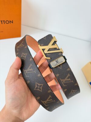 品名： LV..路易..威登✈️腰带•皮带•原单P140 型号：挂扣，经典纯钢材质挂扣，头层牛皮，图片实物拍摄 材料：🐂头层牛皮，挂扣系列，纯钢材质扣头，钯镀电镀工艺永不掉色。原版经典咖老花➕头层树膏磨砂皮底，金扣，可双面使用，纯钢材质扣头，专柜同等质量，送人自用首选✈️ 包装： 如图专柜包装，赠送打孔器，原版电子票，宽度3.8cm