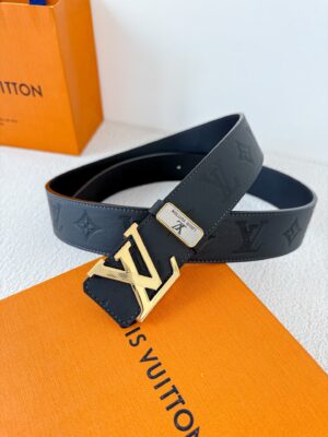 品名： LV..路易..威登✈️腰带•皮带•原单P150 型号：挂扣，经典纯钢材质挂扣，头层牛皮，图片实物拍摄 材料：🐂头层牛皮，挂扣系列，纯钢材质扣头，钯镀电镀工艺永不掉色。原版经典平纹印花➕头层平纹皮底，挂扣，可双面使用，纯钢材质扣头，专柜同等质量，送人自用首选✈️ 包装： 如图专柜包装，赠送打孔器，原版电子票，宽度3.8cm