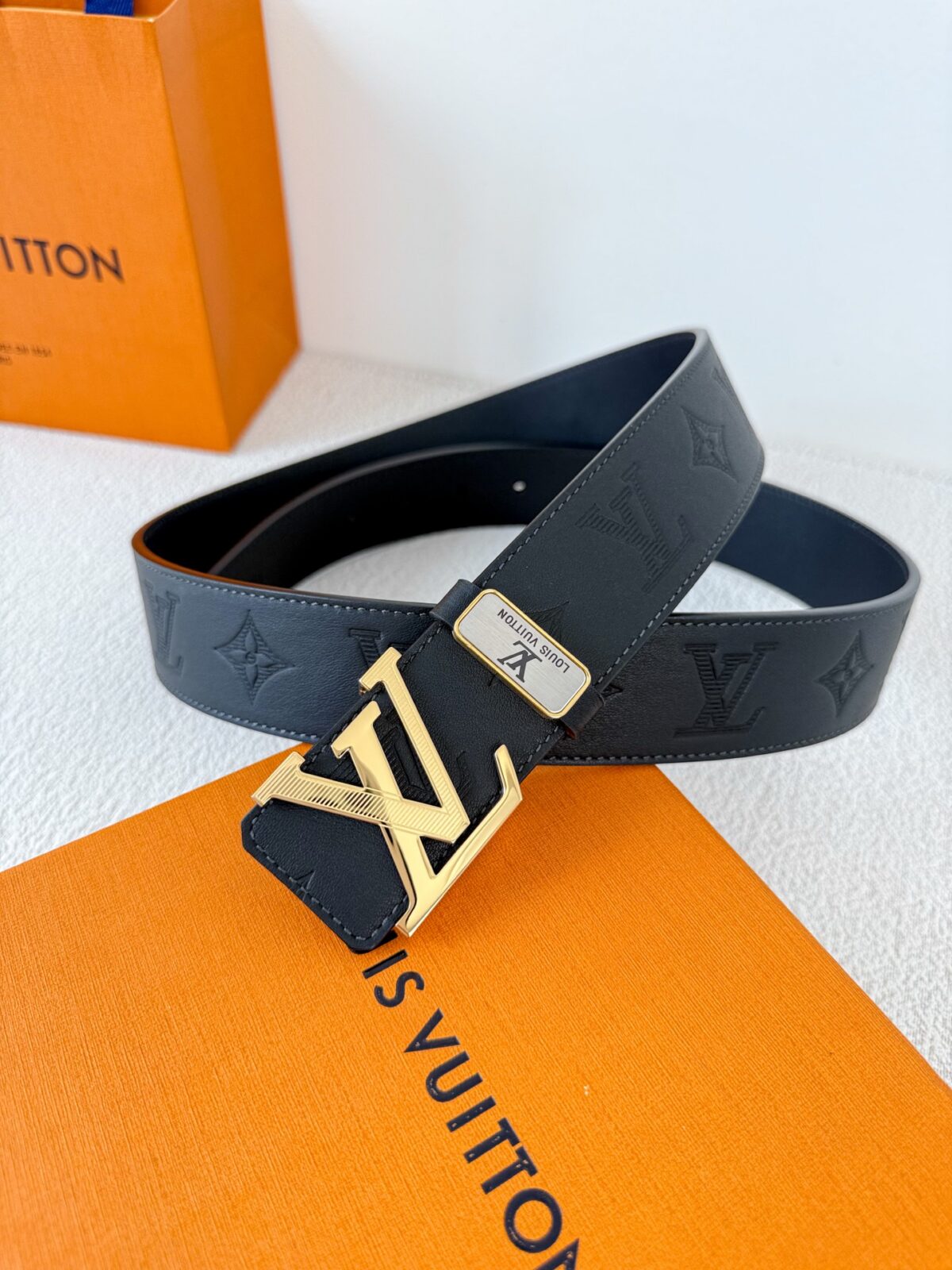 品名： LV..路易..威登✈️腰带•皮带•原单P150 型号：挂扣，经典纯钢材质挂扣，头层牛皮，图片实物拍摄 材料：🐂头层牛皮，挂扣系列，纯钢材质扣头，钯镀电镀工艺永不掉色。原版经典平纹印花➕头层平纹皮底，金扣，可双面使用，纯钢材质扣头，专柜同等质量，送人自用首选✈️ 包装： 如图专柜包装，赠送打孔器，原版电子票，宽度3.8cm