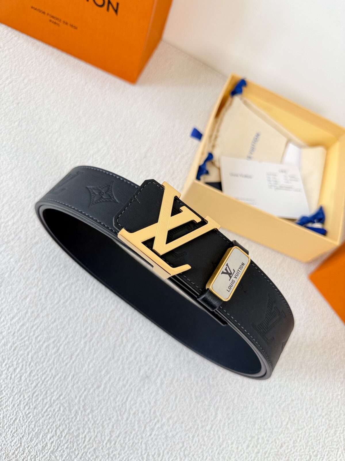 品名： LV..路易..威登✈️腰带•皮带•原单P150 型号：挂扣，经典纯钢材质挂扣，头层牛皮，图片实物拍摄 材料：🐂头层牛皮，挂扣系列，纯钢材质扣头，钯镀电镀工艺永不掉色。原版经典平纹印花➕头层平纹皮底，金扣，可双面使用，纯钢材质扣头，专柜同等质量，送人自用首选✈️ 包装： 如图专柜包装，赠送打孔器，原版电子票，宽度3.8cm