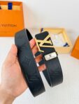 品名： LV..路易..威登✈️腰带•皮带•原单P150 型号：挂扣，经典纯钢材质挂扣，头层牛皮，图片实物拍摄 材料：🐂头层牛皮，挂扣系列，纯钢材质扣头，钯镀电镀工艺永不掉色。原版经典平纹印花➕头层平纹皮底，金扣，可双面使用，纯钢材质扣头，专柜同等质量，送人自用首选✈️ 包装： 如图专柜包装，赠送打孔器，原版电子票，宽度3.8cm