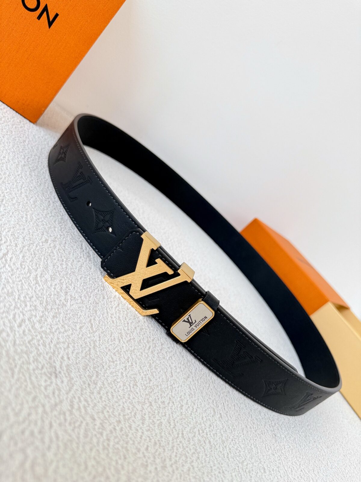 品名： LV..路易..威登✈️腰带•皮带•原单P150 型号：挂扣，经典纯钢材质挂扣，头层牛皮，图片实物拍摄 材料：🐂头层牛皮，挂扣系列，纯钢材质扣头，钯镀电镀工艺永不掉色。原版经典平纹印花➕头层平纹皮底，金扣，可双面使用，纯钢材质扣头，专柜同等质量，送人自用首选✈️ 包装： 如图专柜包装，赠送打孔器，原版电子票，宽度3.8cm