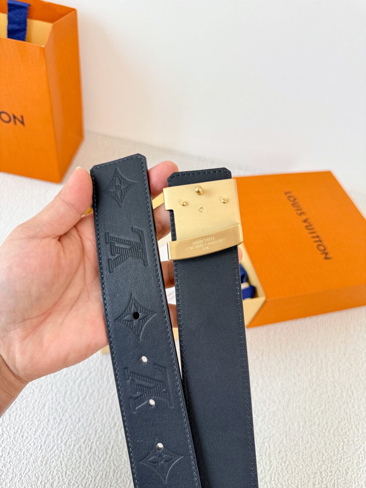 品名： LV..路易..威登✈️腰带•皮带•原单P150 型号：挂扣，经典纯钢材质挂扣，头层牛皮，图片实物拍摄 材料：🐂头层牛皮，挂扣系列，纯钢材质扣头，钯镀电镀工艺永不掉色。原版经典平纹印花➕头层平纹皮底，金扣，可双面使用，纯钢材质扣头，专柜同等质量，送人自用首选✈️ 包装： 如图专柜包装，赠送打孔器，原版电子票，宽度3.8cm