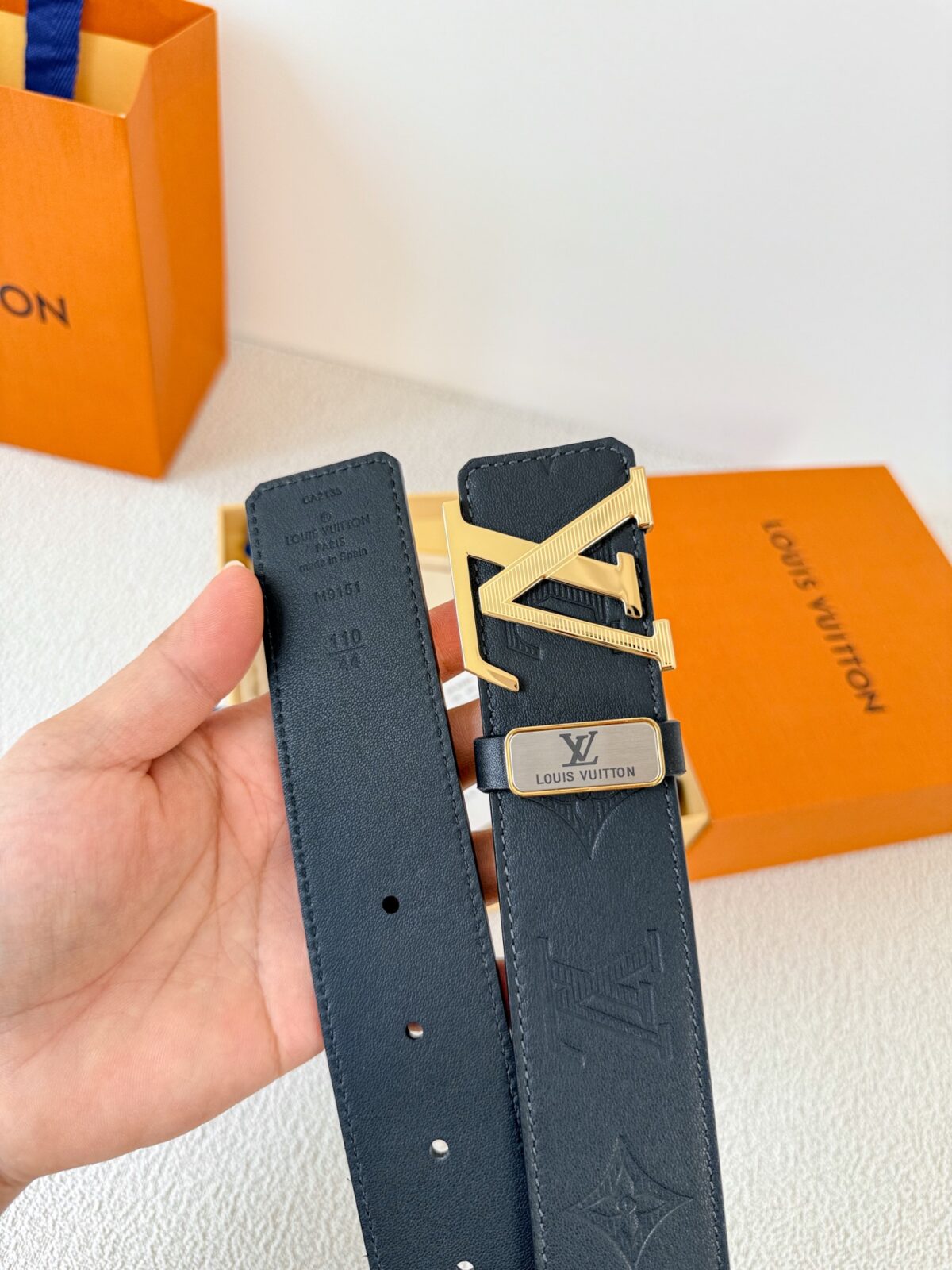品名： LV..路易..威登✈️腰带•皮带•原单P150 型号：挂扣，经典纯钢材质挂扣，头层牛皮，图片实物拍摄 材料：🐂头层牛皮，挂扣系列，纯钢材质扣头，钯镀电镀工艺永不掉色。原版经典平纹印花➕头层平纹皮底，金扣，可双面使用，纯钢材质扣头，专柜同等质量，送人自用首选✈️ 包装： 如图专柜包装，赠送打孔器，原版电子票，宽度3.8cm