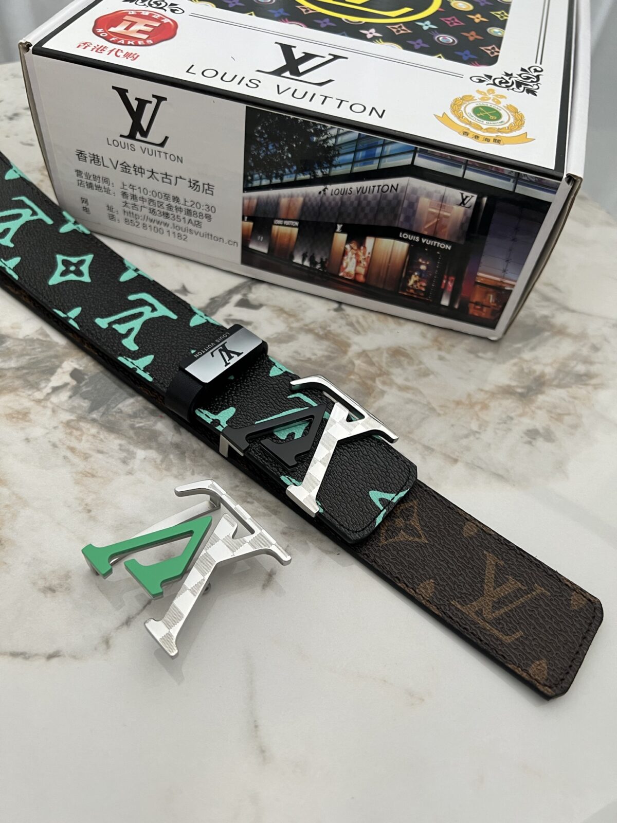 品名：LV..路易..威登💕原单 P140 材质：原单牛皮腰带 百分百头层牛皮腰带✨保证真皮钢扣，专柜原单品质、做工精细，时尚大牌，送人自用首选 包装： 请认准如图专柜包装💕赠送打孔器💞手提袋💕专柜礼盒💍宽度3.8CM