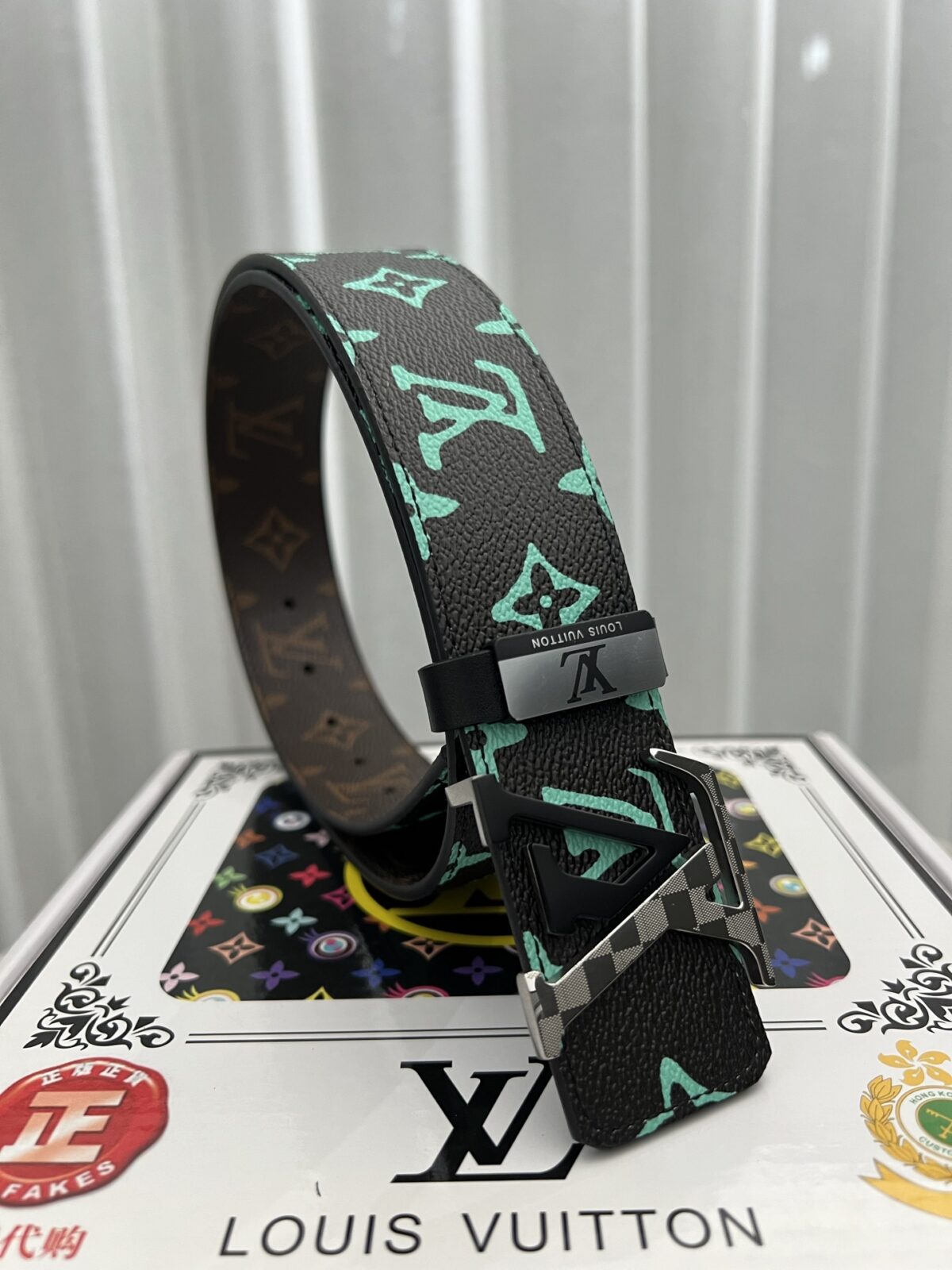 品名：LV..路易..威登💕原单 P140 材质：原单牛皮腰带 百分百头层牛皮腰带✨保证真皮钢扣，专柜原单品质、做工精细，时尚大牌，送人自用首选 包装： 请认准如图专柜包装💕赠送打孔器💞手提袋💕专柜礼盒💍宽度3.8CM