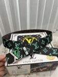 品名：LV..路易..威登💕原单 P140 材质：原单牛皮腰带 百分百头层牛皮腰带✨保证真皮钢扣，专柜原单品质、做工精细，时尚大牌，送人自用首选 包装： 请认准如图专柜包装💕赠送打孔器💞手提袋💕专柜礼盒💍宽度3.8CM