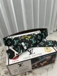 品名：LV..路易..威登💕原单 P140 材质：原单牛皮腰带 百分百头层牛皮腰带✨保证真皮钢扣，专柜原单品质、做工精细，时尚大牌，送人自用首选 包装： 请认准如图专柜包装💕赠送打孔器💞手提袋💕专柜礼盒💍宽度3.8CM