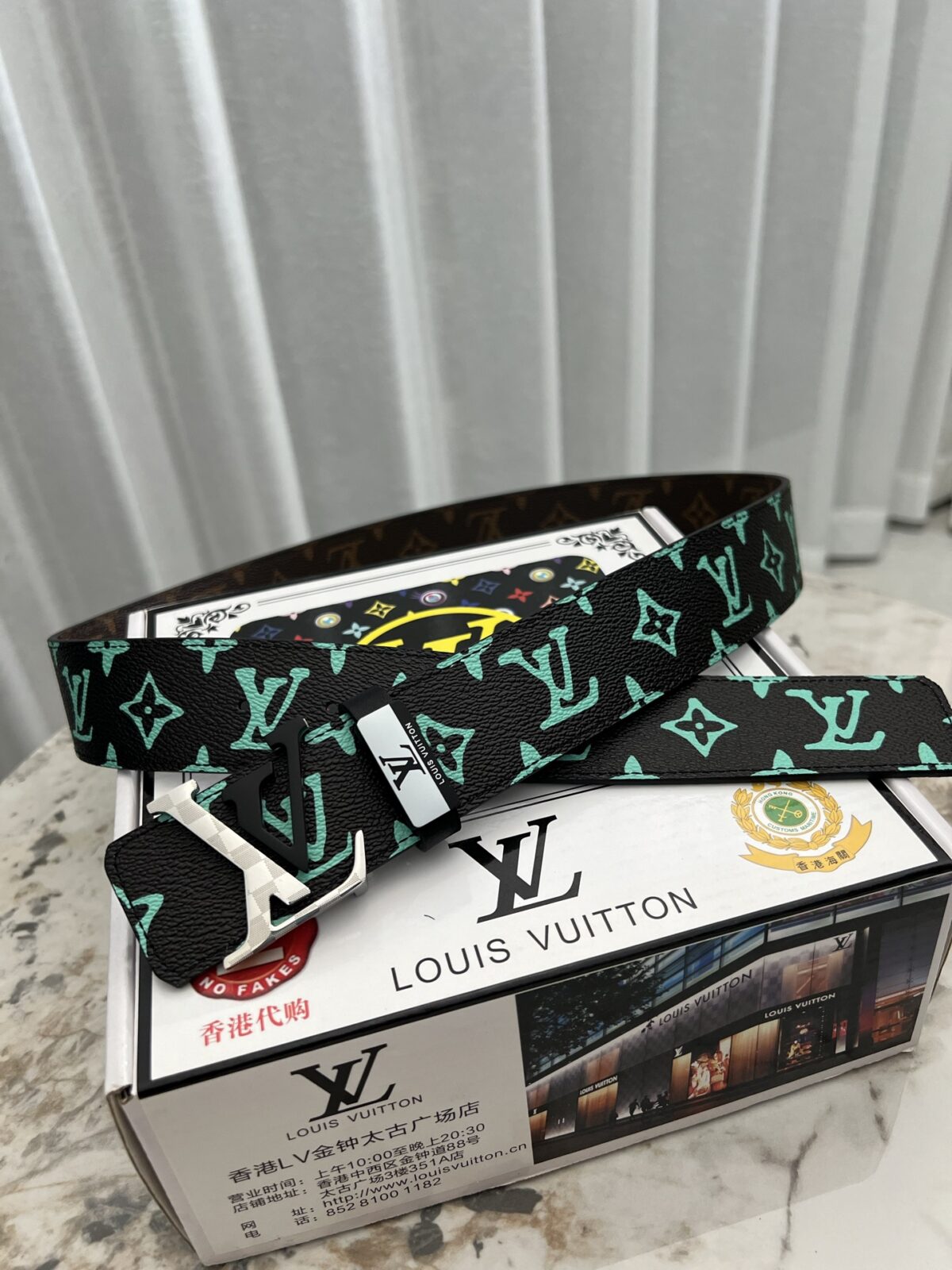 品名：LV..路易..威登💕原单 P140 材质：原单牛皮腰带 百分百头层牛皮腰带✨保证真皮钢扣，专柜原单品质、做工精细，时尚大牌，送人自用首选 包装： 请认准如图专柜包装💕赠送打孔器💞手提袋💕专柜礼盒💍宽度3.8CM
