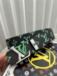 品名：LV..路易..威登💕原单 P140 材质：原单牛皮腰带 百分百头层牛皮腰带✨保证真皮钢扣，专柜原单品质、做工精细，时尚大牌，送人自用首选 包装： 请认准如图专柜包装💕赠送打孔器💞手提袋💕专柜礼盒💍宽度3.8CM