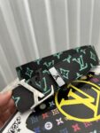 品名：LV..路易..威登💕原单 P140 材质：原单牛皮腰带 百分百头层牛皮腰带✨保证真皮钢扣，专柜原单品质、做工精细，时尚大牌，送人自用首选 包装： 请认准如图专柜包装💕赠送打孔器💞手提袋💕专柜礼盒💍宽度3.8CM