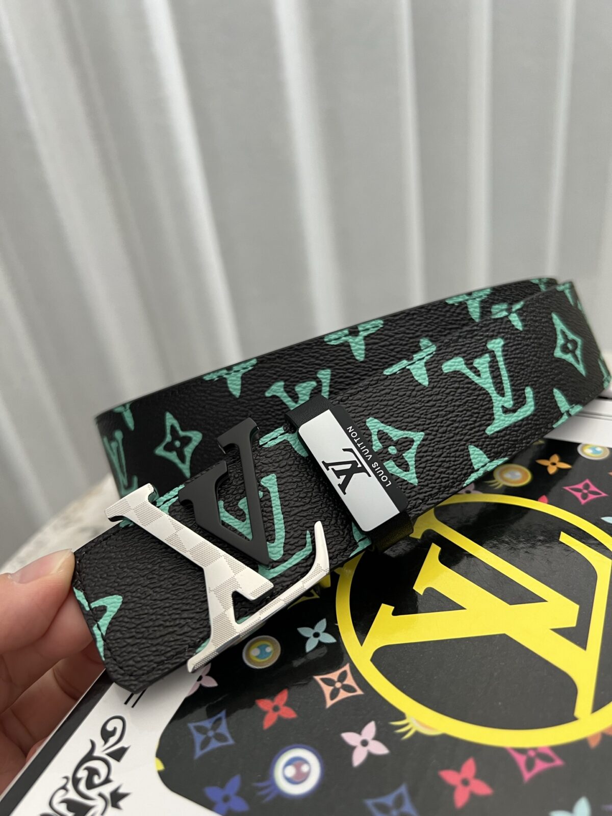 品名：LV..路易..威登💕原单 P140 材质：原单牛皮腰带 百分百头层牛皮腰带✨保证真皮钢扣，专柜原单品质、做工精细，时尚大牌，送人自用首选 包装： 请认准如图专柜包装💕赠送打孔器💞手提袋💕专柜礼盒💍宽度3.8CM