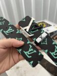 品名：LV..路易..威登💕原单 P140 材质：原单牛皮腰带 百分百头层牛皮腰带✨保证真皮钢扣，专柜原单品质、做工精细，时尚大牌，送人自用首选 包装： 请认准如图专柜包装💕赠送打孔器💞手提袋💕专柜礼盒💍宽度3.8CM