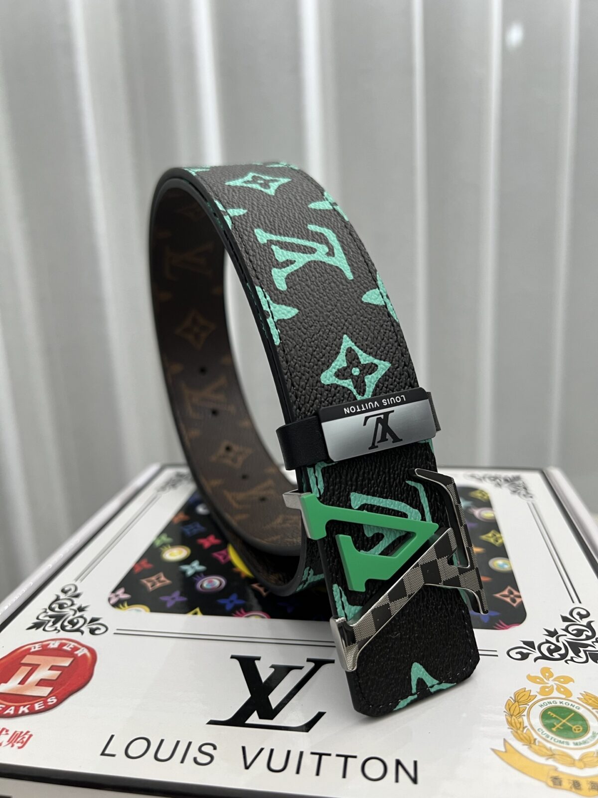 品名：LV..路易..威登💕原单 P140 材质：原单牛皮腰带 百分百头层牛皮腰带✨保证真皮钢扣，专柜原单品质、做工精细，时尚大牌，送人自用首选 包装： 请认准如图专柜包装💕赠送打孔器💞手提袋💕专柜礼盒💍宽度3.8CM