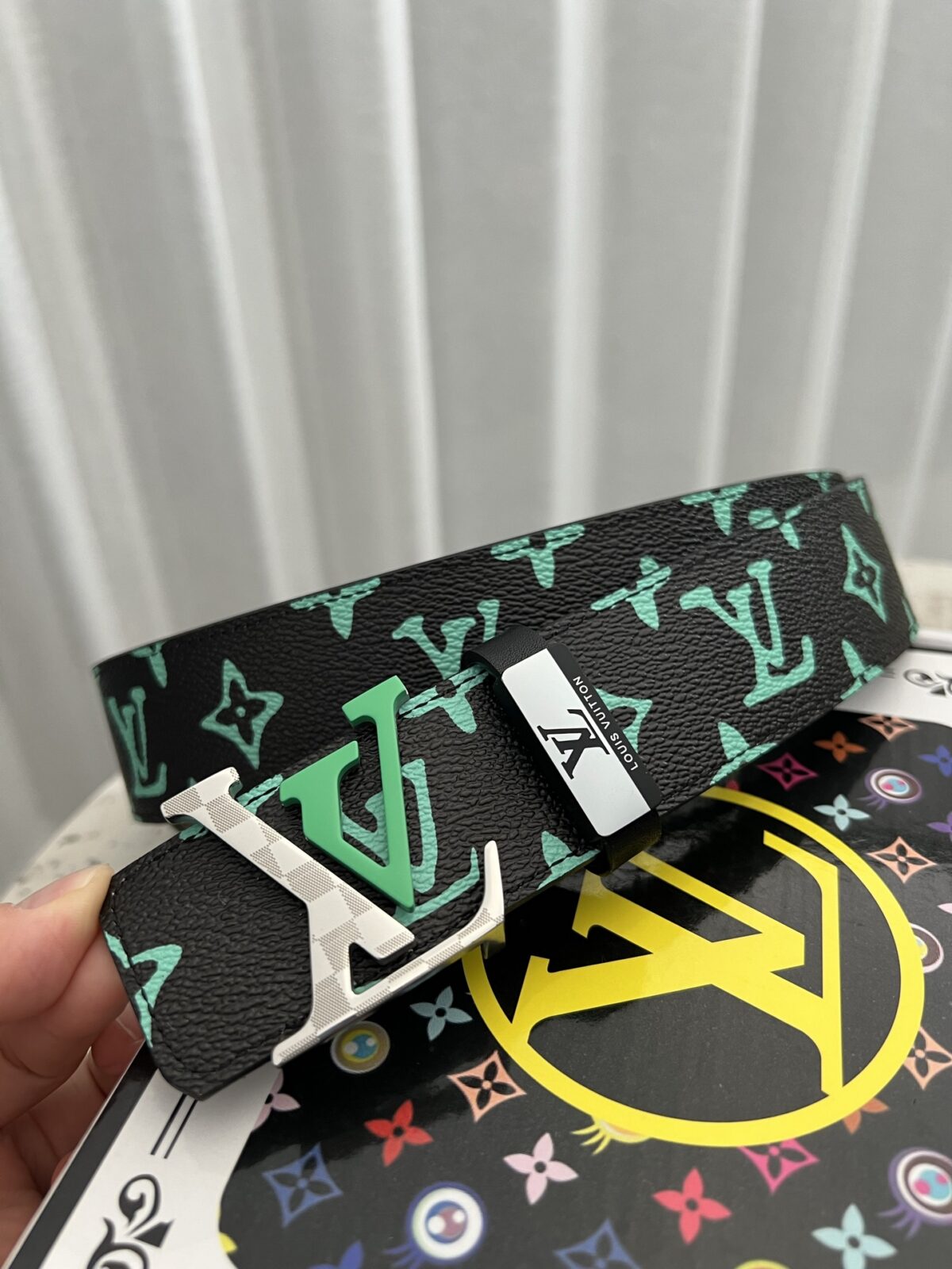 品名：LV..路易..威登💕原单 P140 材质：原单牛皮腰带 百分百头层牛皮腰带✨保证真皮钢扣，专柜原单品质、做工精细，时尚大牌，送人自用首选 包装： 请认准如图专柜包装💕赠送打孔器💞手提袋💕专柜礼盒💍宽度3.8CM