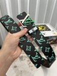 品名：LV..路易..威登💕原单 P140 材质：原单牛皮腰带 百分百头层牛皮腰带✨保证真皮钢扣，专柜原单品质、做工精细，时尚大牌，送人自用首选 包装： 请认准如图专柜包装💕赠送打孔器💞手提袋💕专柜礼盒💍宽度3.8CM