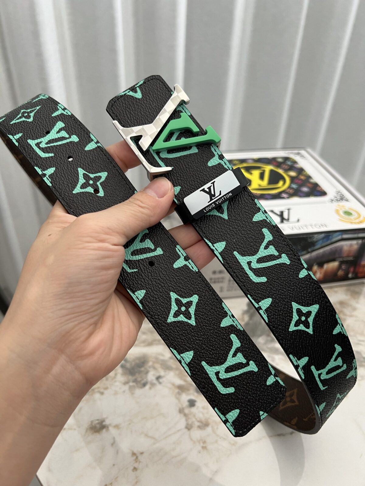 品名：LV..路易..威登💕原单 P140 材质：原单牛皮腰带 百分百头层牛皮腰带✨保证真皮钢扣，专柜原单品质、做工精细，时尚大牌，送人自用首选 包装： 请认准如图专柜包装💕赠送打孔器💞手提袋💕专柜礼盒💍宽度3.8CM