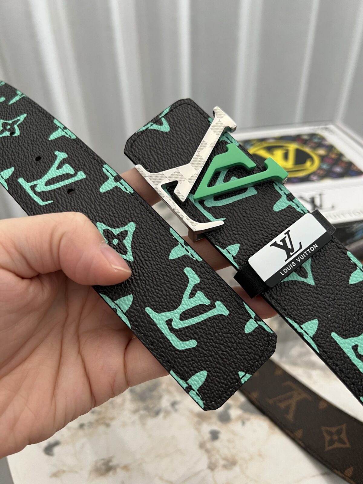 品名：LV..路易..威登💕原单 P140 材质：原单牛皮腰带 百分百头层牛皮腰带✨保证真皮钢扣，专柜原单品质、做工精细，时尚大牌，送人自用首选 包装： 请认准如图专柜包装💕赠送打孔器💞手提袋💕专柜礼盒💍宽度3.8CM