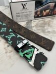 品名：LV..路易..威登💕原单 P140 材质：原单牛皮腰带 百分百头层牛皮腰带✨保证真皮钢扣，专柜原单品质、做工精细，时尚大牌，送人自用首选 包装： 请认准如图专柜包装💕赠送打孔器💞手提袋💕专柜礼盒💍宽度3.8CM