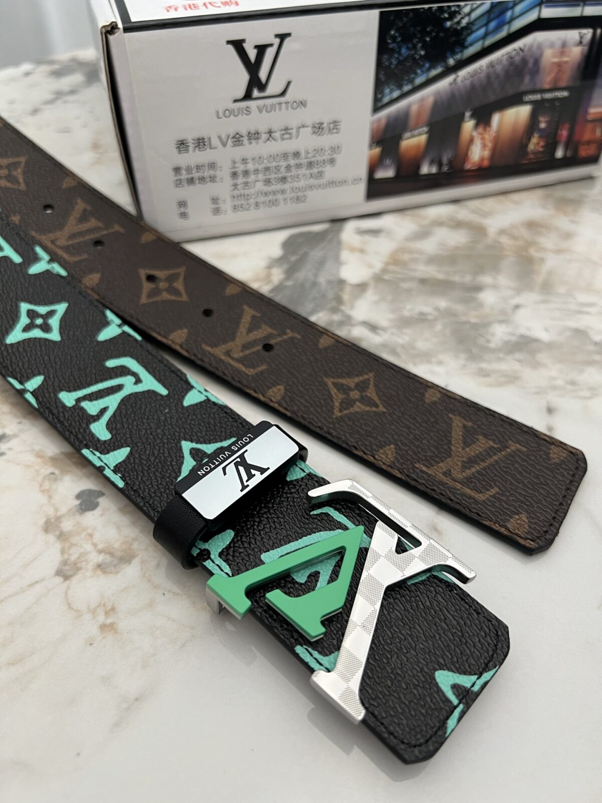 品名：LV..路易..威登💕原单 P140 材质：原单牛皮腰带 百分百头层牛皮腰带✨保证真皮钢扣，专柜原单品质、做工精细，时尚大牌，送人自用首选 包装： 请认准如图专柜包装💕赠送打孔器💞手提袋💕专柜礼盒💍宽度3.8CM