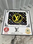 品名：LV..路易..威登💕原单 P140 材质：原单牛皮腰带 百分百头层牛皮腰带✨保证真皮钢扣，专柜原单品质、做工精细，时尚大牌，送人自用首选 包装： 请认准如图专柜包装💕赠送打孔器💞手提袋💕专柜礼盒💍宽度3.8CM