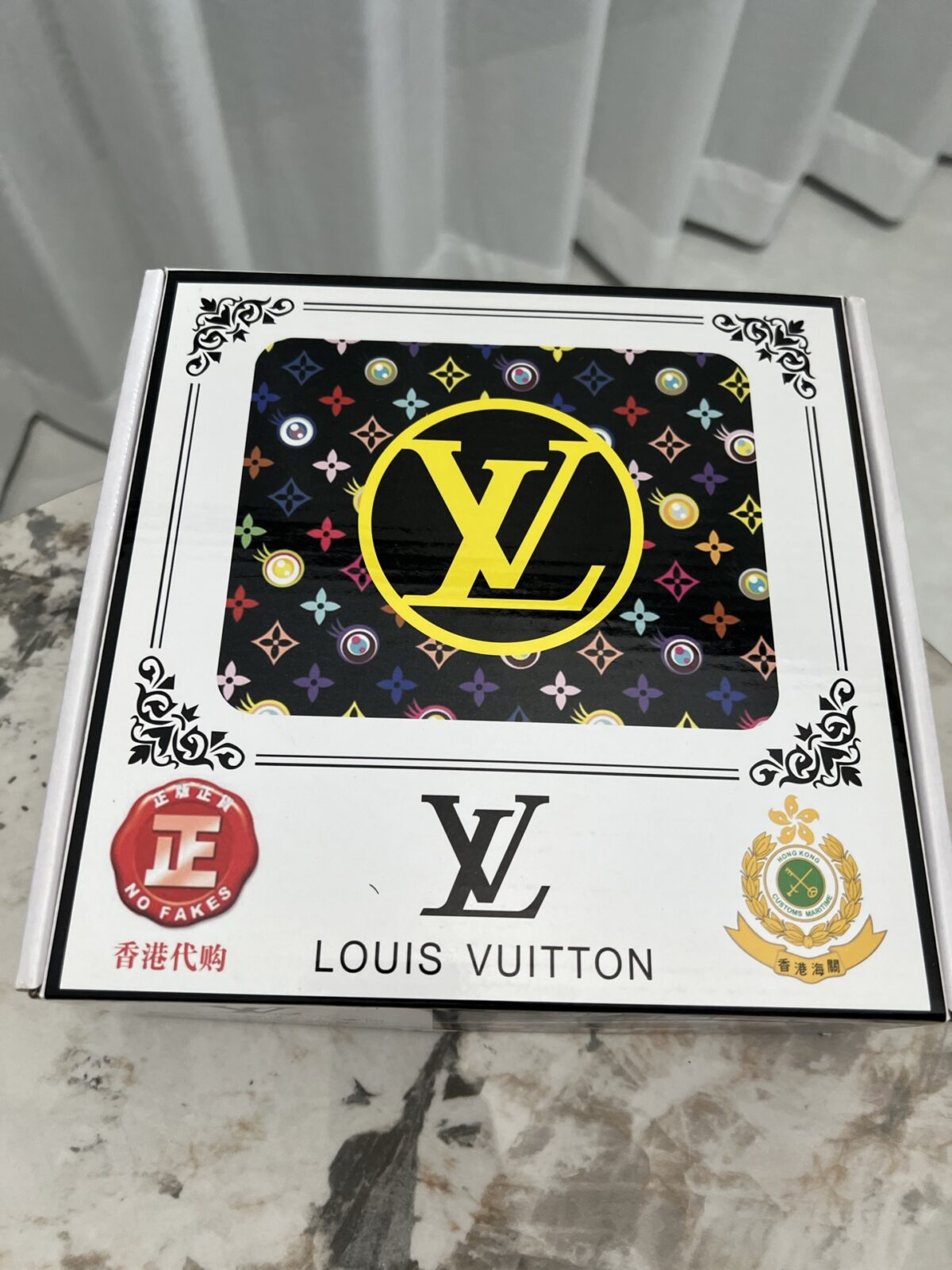 品名：LV..路易..威登💕原单 P140 材质：原单牛皮腰带 百分百头层牛皮腰带✨保证真皮钢扣，专柜原单品质、做工精细，时尚大牌，送人自用首选 包装： 请认准如图专柜包装💕赠送打孔器💞手提袋💕专柜礼盒💍宽度3.8CM