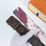 P140 原单面料印花面，内衬头层小牛皮底，搭配原单扣，这款经典而又魅力恒久的腰带外型宽大，专柜宽度 宽