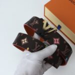 weigou_241743_3_0d33097c31 P140 寬度:40mm 本款Lv lnitiales雙面腰帶以繽紛色彩渲染經典Damier帆布,翻轉即現Damier lnfini皮革的柔軟質感,可為沈穩造型點亮醒目之意。與經典字母扣搭配相宜!