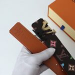 weigou_241743_4_3981a0c24e P140 寬度:40mm 本款Lv lnitiales雙面腰帶以繽紛色彩渲染經典Damier帆布,翻轉即現Damier lnfini皮革的柔軟質感,可為沈穩造型點亮醒目之意。與經典字母扣搭配相宜!