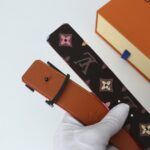 weigou_241743_5_a6ff4d7f37 P140 寬度:40mm 本款Lv lnitiales雙面腰帶以繽紛色彩渲染經典Damier帆布,翻轉即現Damier lnfini皮革的柔軟質感,可為沈穩造型點亮醒目之意。與經典字母扣搭配相宜!