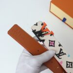 P140 寬度：40mm 本款Lv lnitiales雙面腰帶以繽紛色彩渲染經典Damier帆布，翻轉即現Damier lnfini皮革的柔軟質感，可為沈穩造型點亮醒目之意。與經典字母扣搭配相宜！