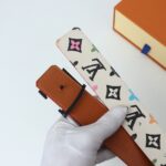 P140 寬度：40mm 本款Lv lnitiales雙面腰帶以繽紛色彩渲染經典Damier帆布，翻轉即現Damier lnfini皮革的柔軟質感，可為沈穩造型點亮醒目之意。與經典字母扣搭配相宜！