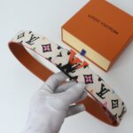 P140 寬度：40mm 本款Lv lnitiales雙面腰帶以繽紛色彩渲染經典Damier帆布，翻轉即現Damier lnfini皮革的柔軟質感，可為沈穩造型點亮醒目之意。與經典字母扣搭配相宜！