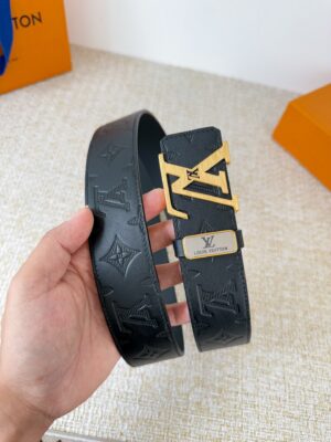 品名： LV..路易..威登✈️腰带•皮带•原单P150 型号：挂扣，经典纯钢材质挂扣，头层牛皮，图片实物拍摄 材料：🐂头层牛皮，挂扣系列，纯钢材质扣头，钯镀电镀工艺永不掉色。原版经典头层牛皮平纹印花➕头层平纹，挂扣，可双面使用，纯钢材质扣头，专柜同等质量，送人自用首选✈️ 包装： 如图专柜包装，赠送打孔器，原版电子票，宽度3.8cm